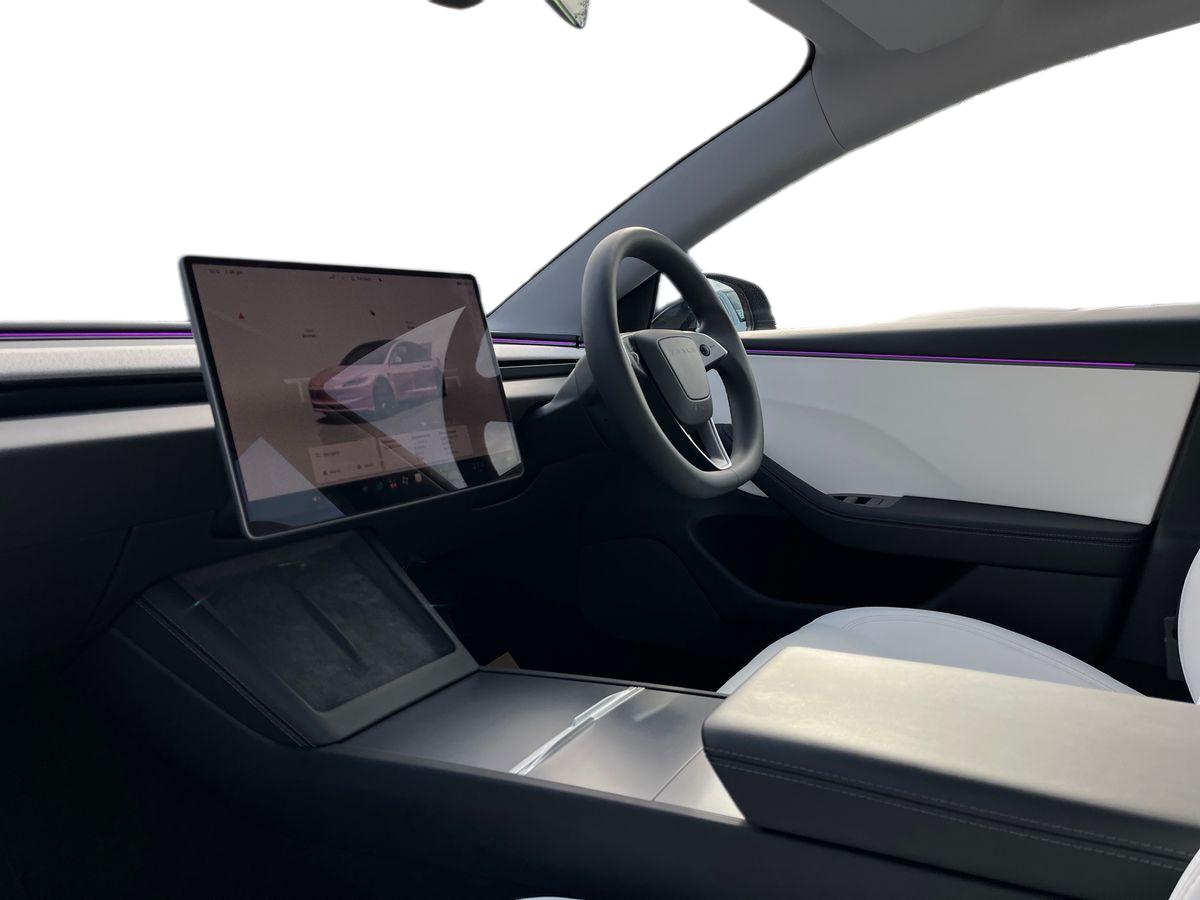 TESLA Model 3 Photo 2
