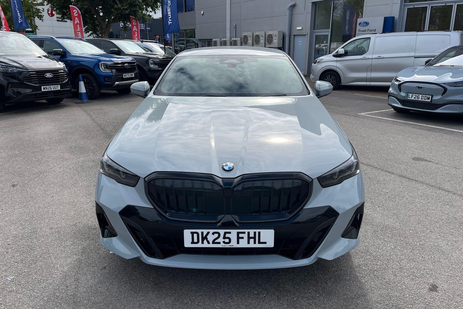 BMW 5 Series Photo 36
