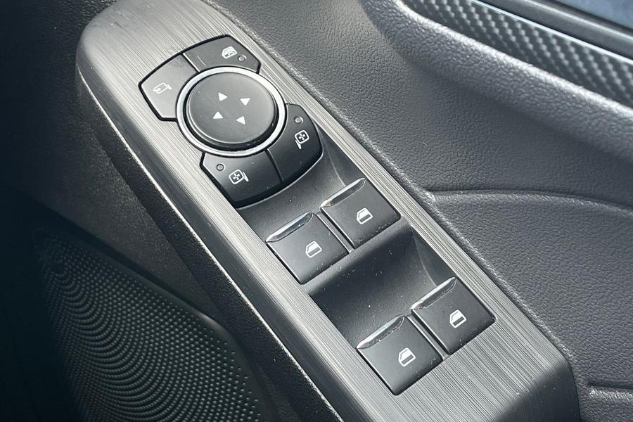 Ford Kuga Photo autoimg-3057d6ecee1e84cb01c9067ff037e30f5a74a0bd.jpg