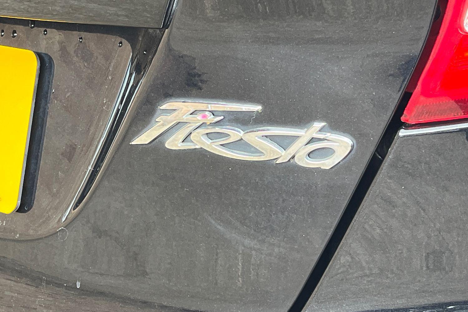 FORD FIESTA Photo 39