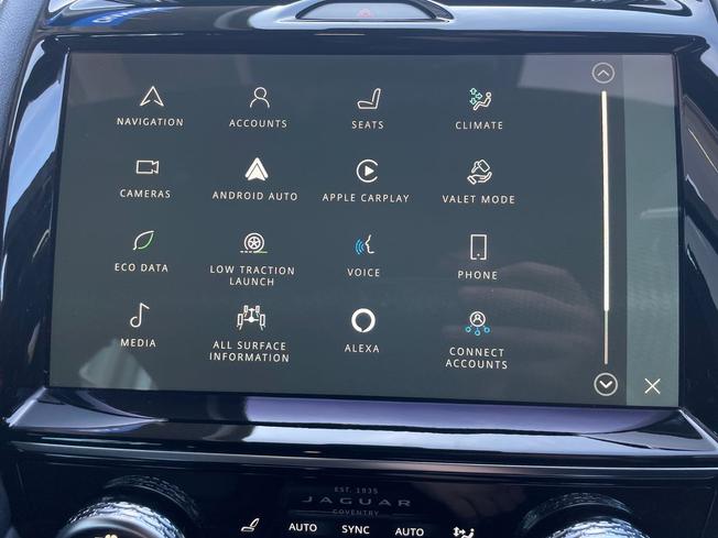Jaguar E-PACE Photo 26
