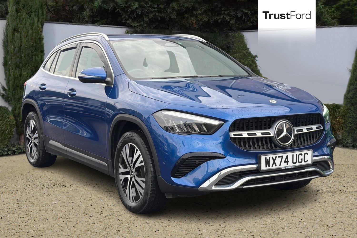 Mercedes-Benz GLA Photo 0