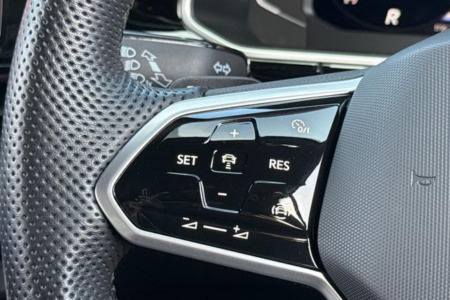 VOLKSWAGEN T-Roc Photo 16