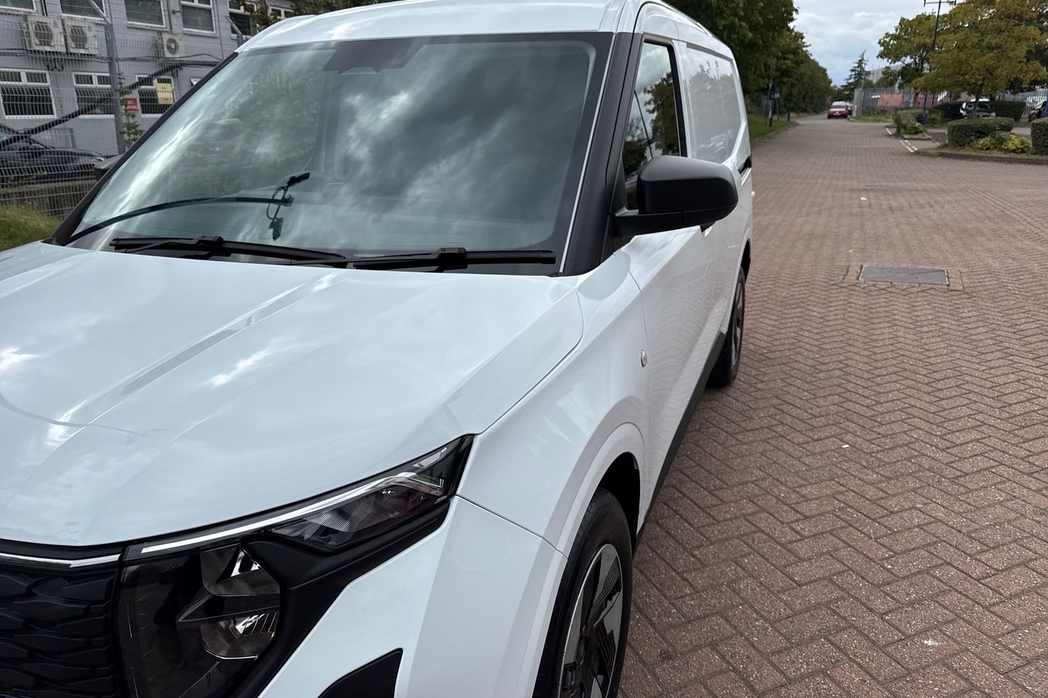 Ford E-TRANSIT COURIER Photo 14