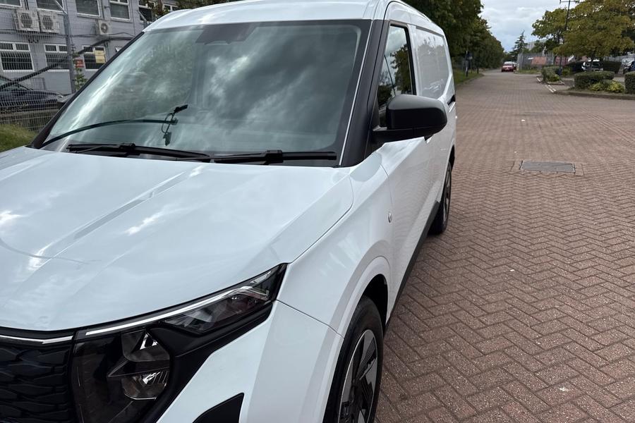 Ford E-TRANSIT COURIER Photo autoimg-30d4e7791afc5917ee222b2996fd564caea7400b.jpg