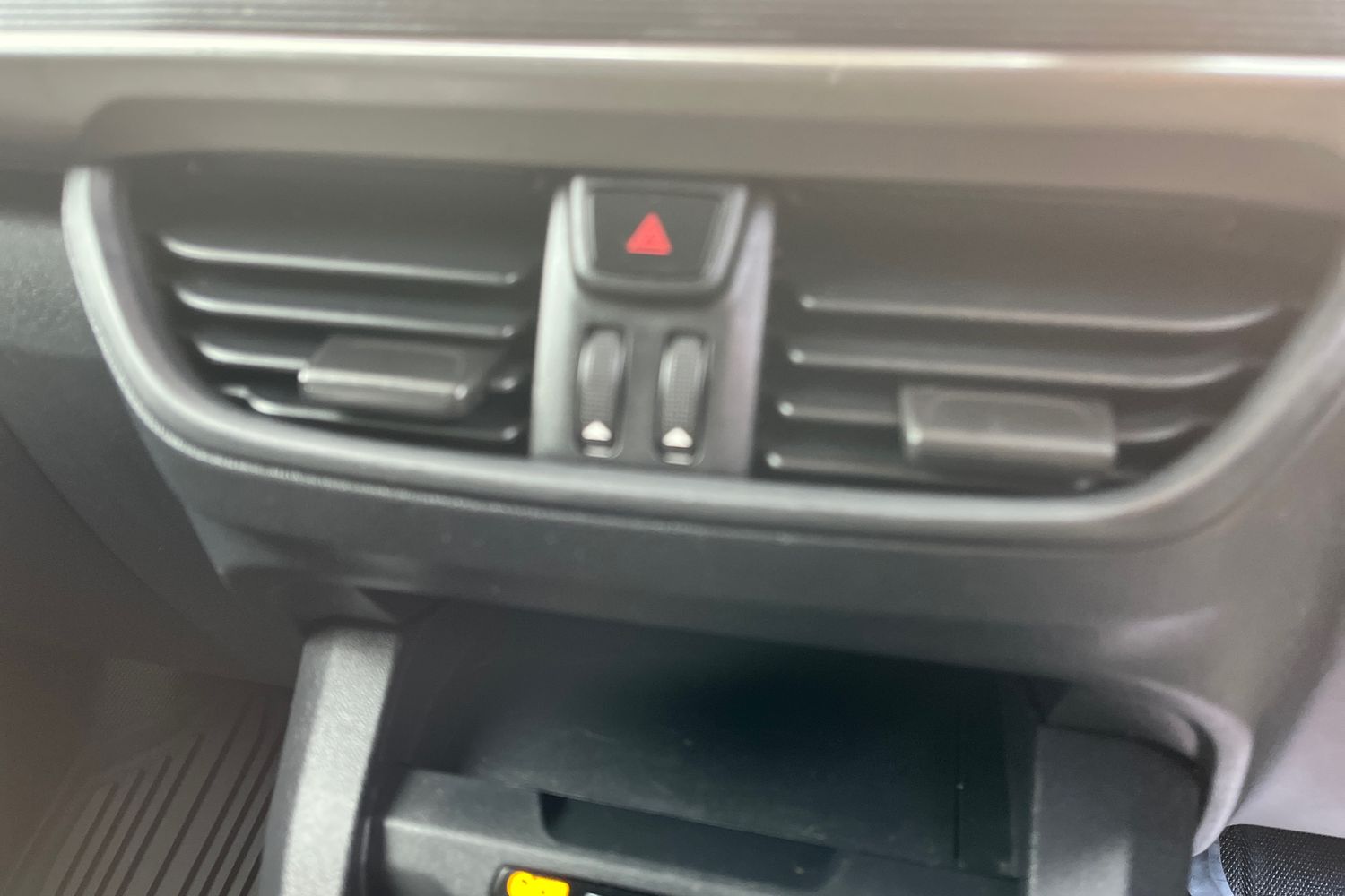 Ford TRANSIT COURIER Photo 24