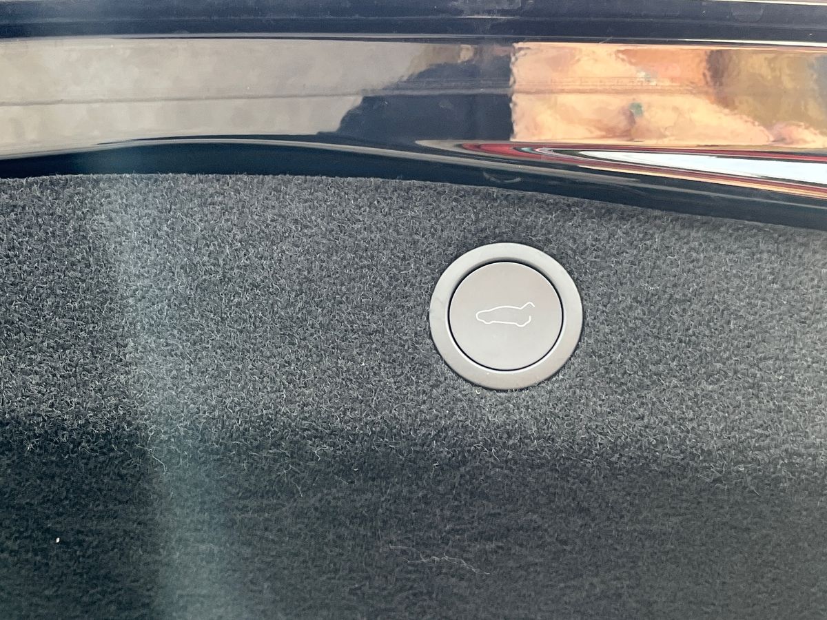 TESLA Model 3 Photo 24