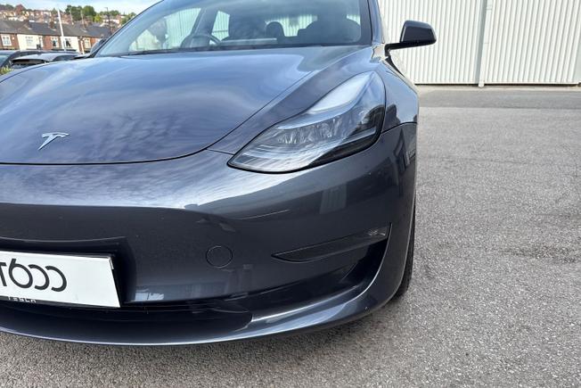 TESLA Model 3 Photo 29