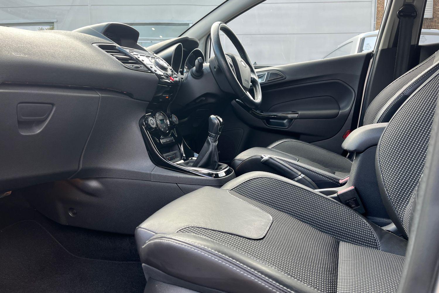 Ford FIESTA Photo 17