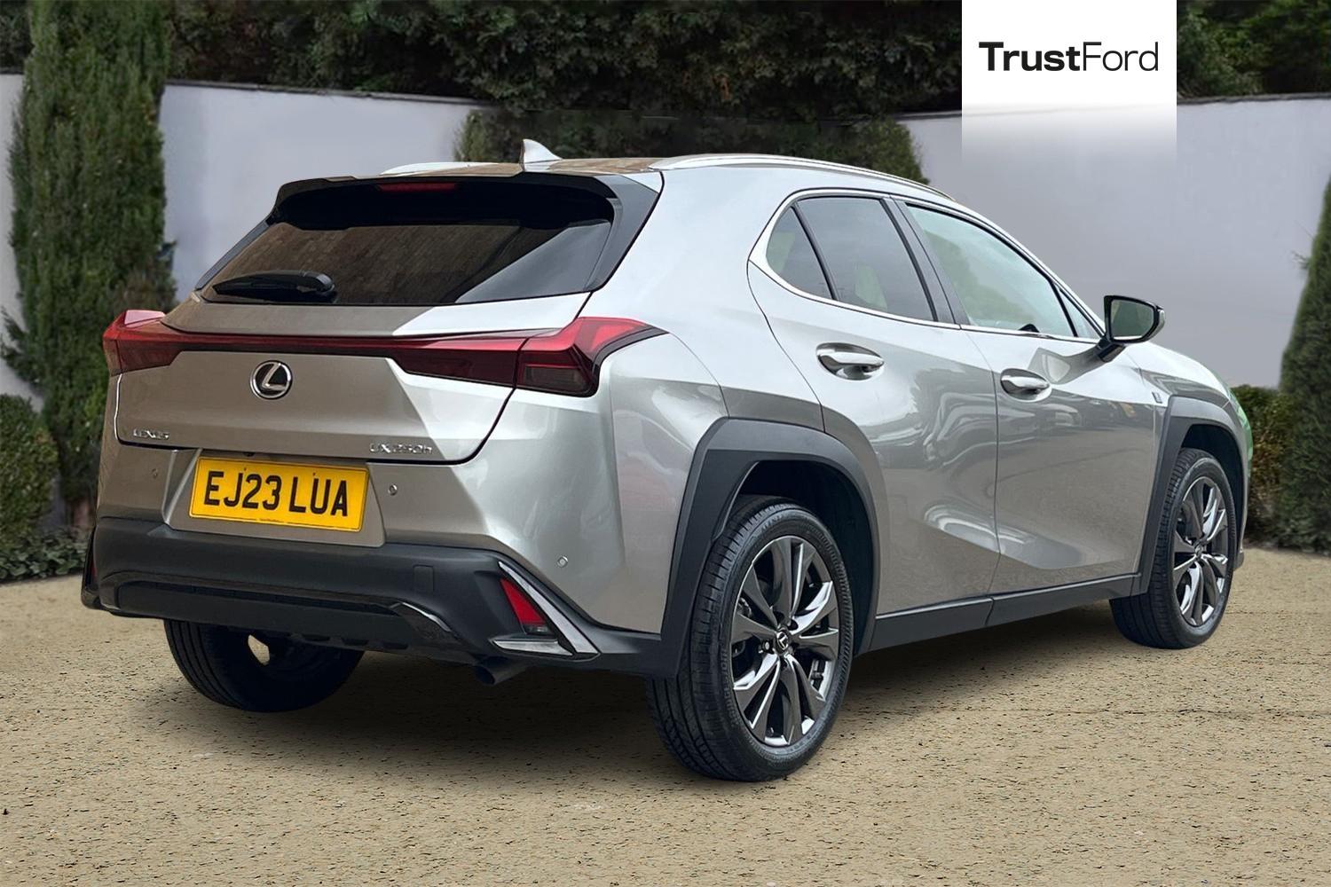 Lexus UX Photo 3