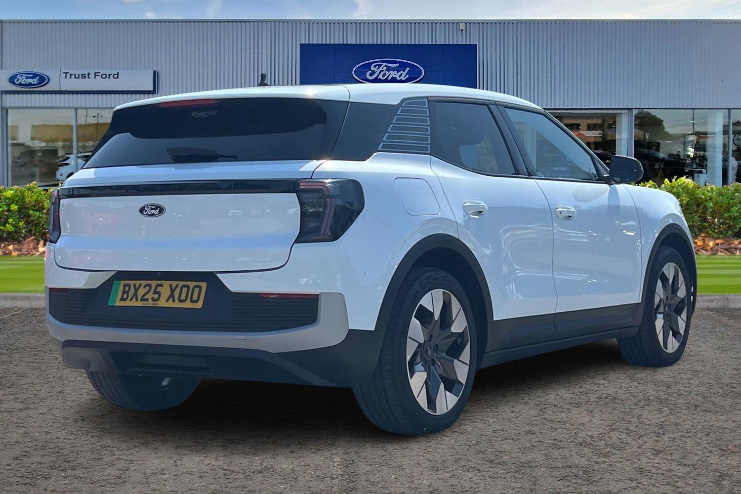 Ford Explorer Photo 3