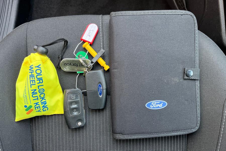 Ford B-MAX Photo autoimg-318b981e2f18e6ea917b69ca5132e18ea0bd80f1.jpg