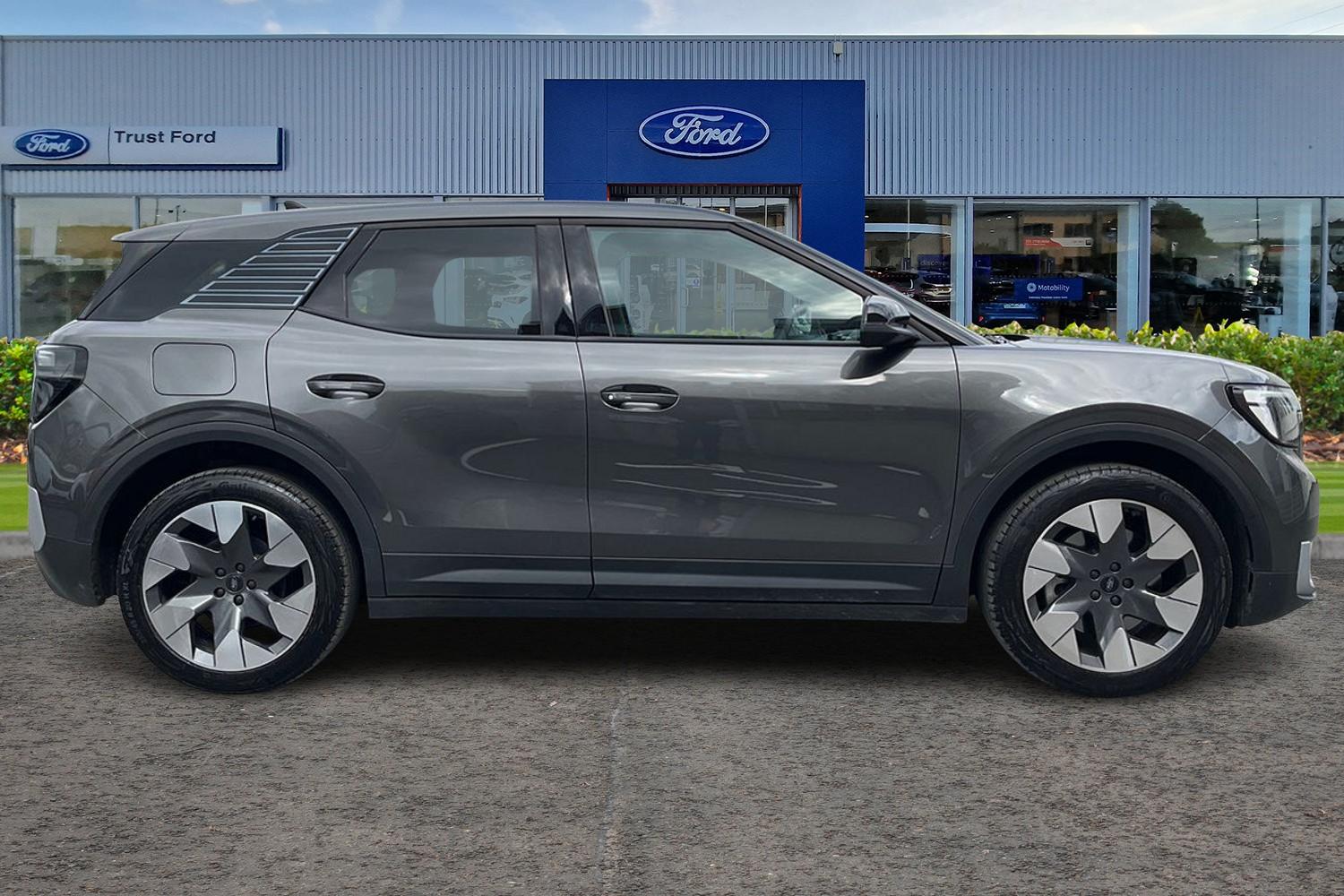 Ford Explorer Photo 2