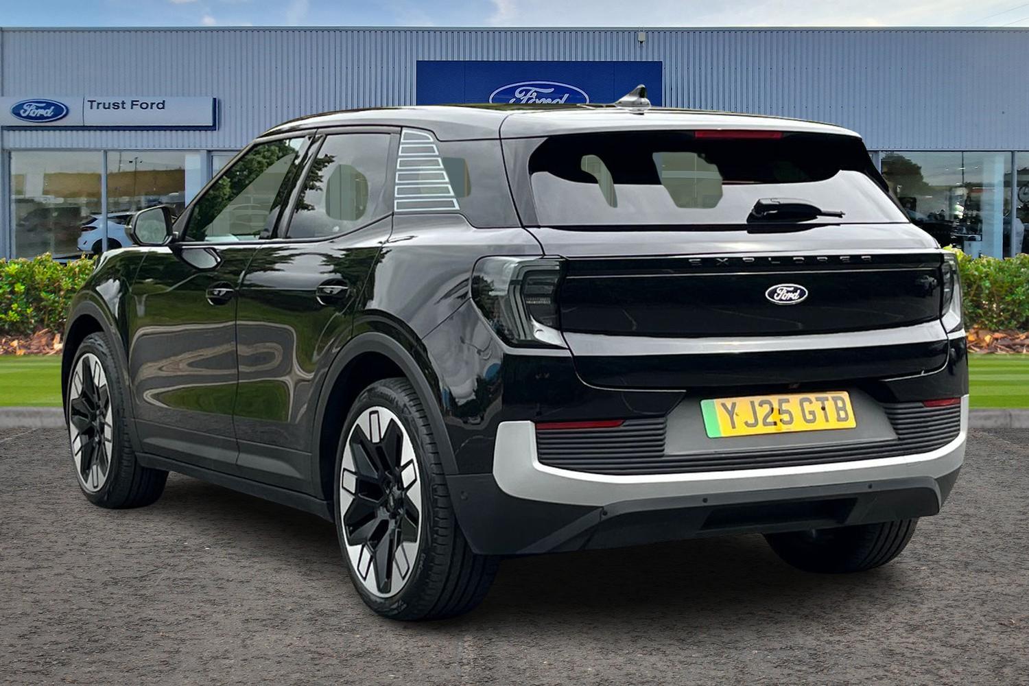 Ford Explorer Photo 1