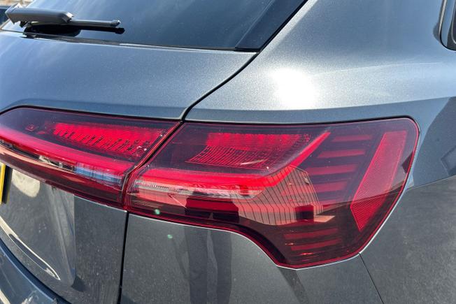 Audi e-tron S Photo 18