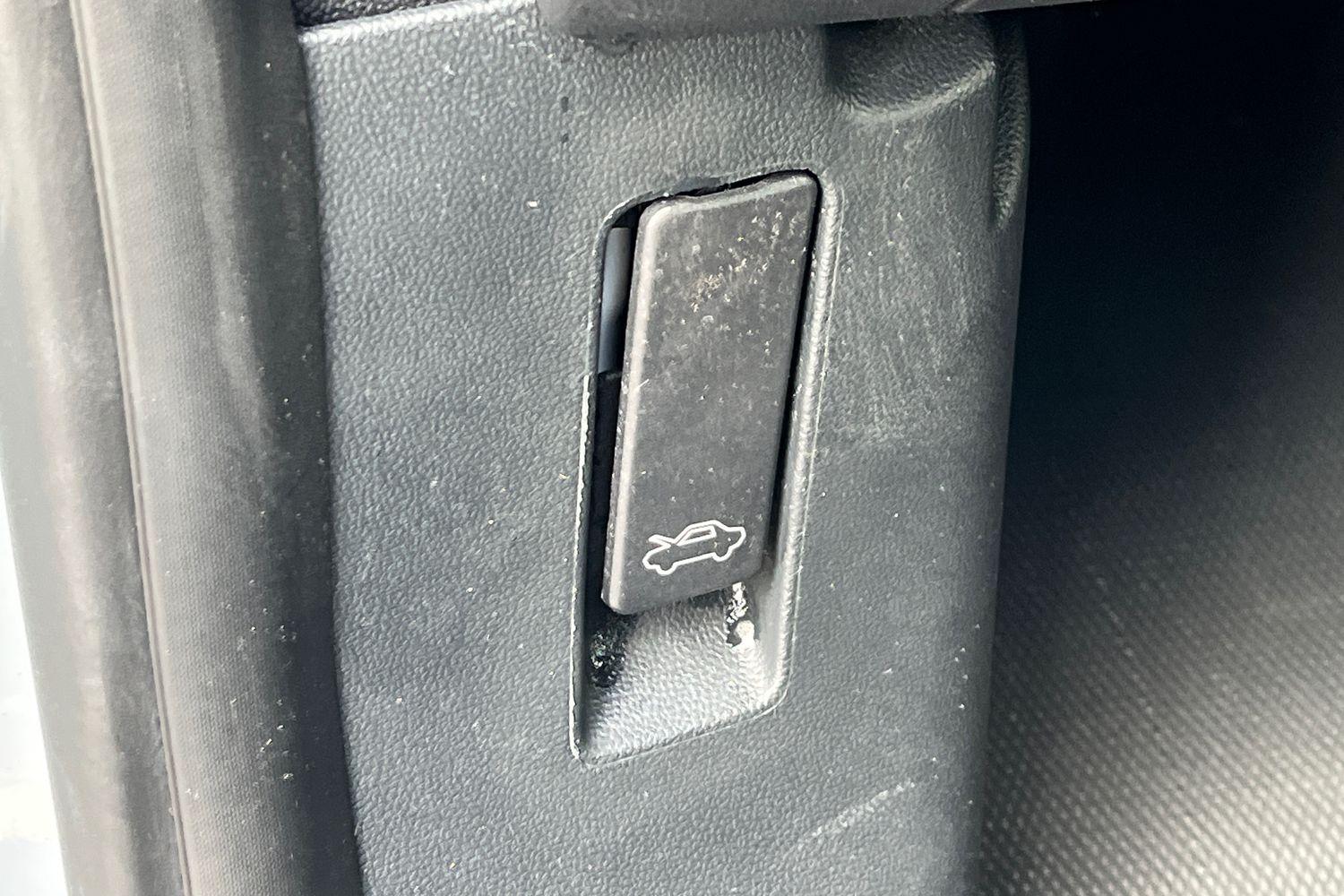 Ford E-Transit Courier Photo 37