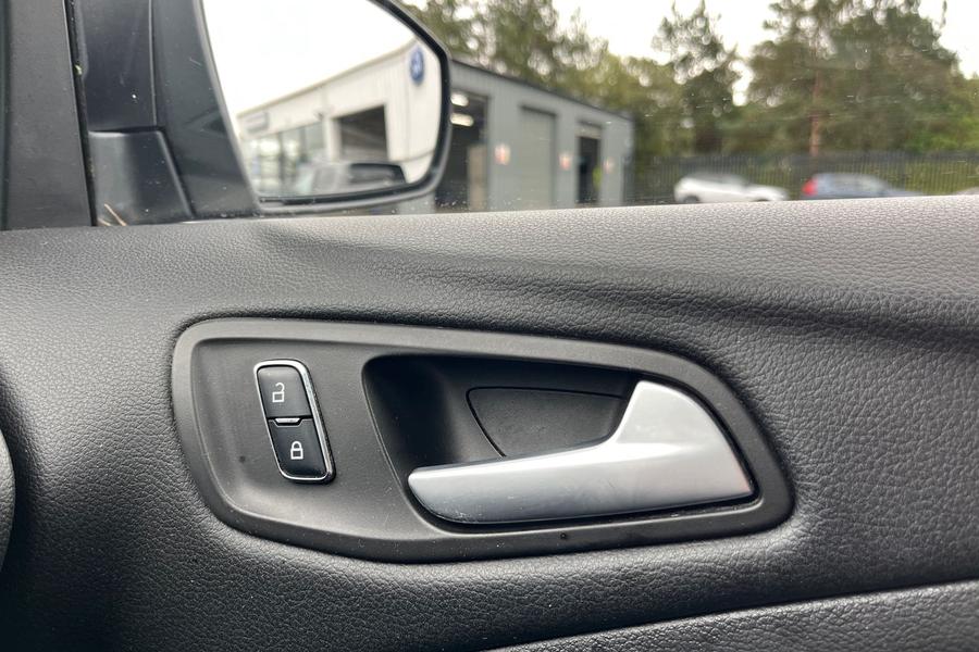 Ford KUGA Photo autoimg-325e78fe54f4e0ac48951c46e4f10ac6205541e9.jpg