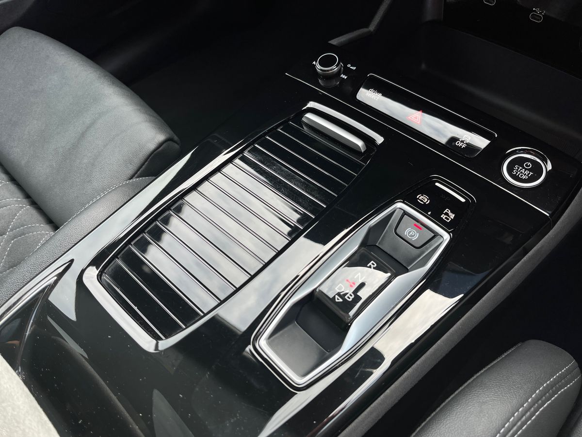 Audi Q6 e-tron Photo 13