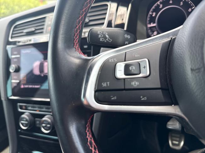 VOLKSWAGEN Golf Photo 16