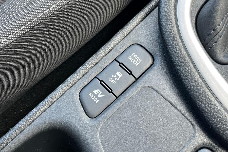 Toyota YARIS Photo autoimg-32e2309197555fd759f1f1f3c5403f2542ac3c37.jpg