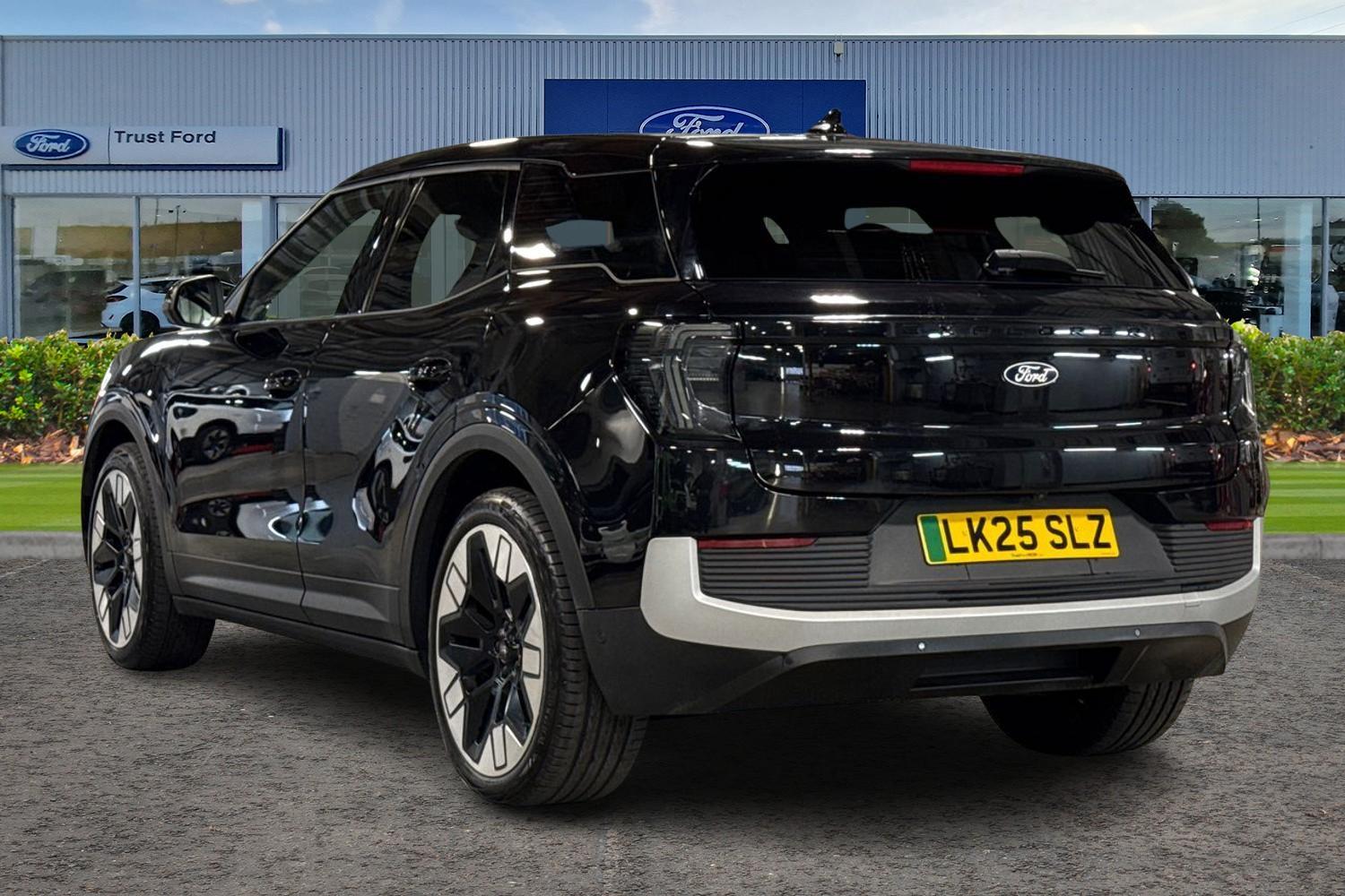 Ford Explorer Photo 1