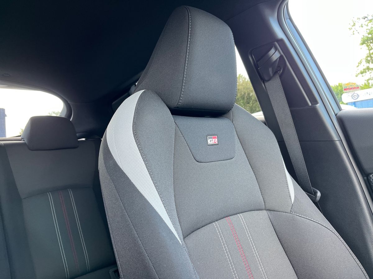Toyota C-HR Photo 36