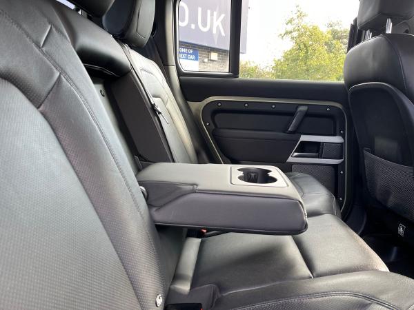 Land Rover Defender 110 Photo autoimg-33345ffdb054cefc491612feaf138f72e751f4a2.jpg