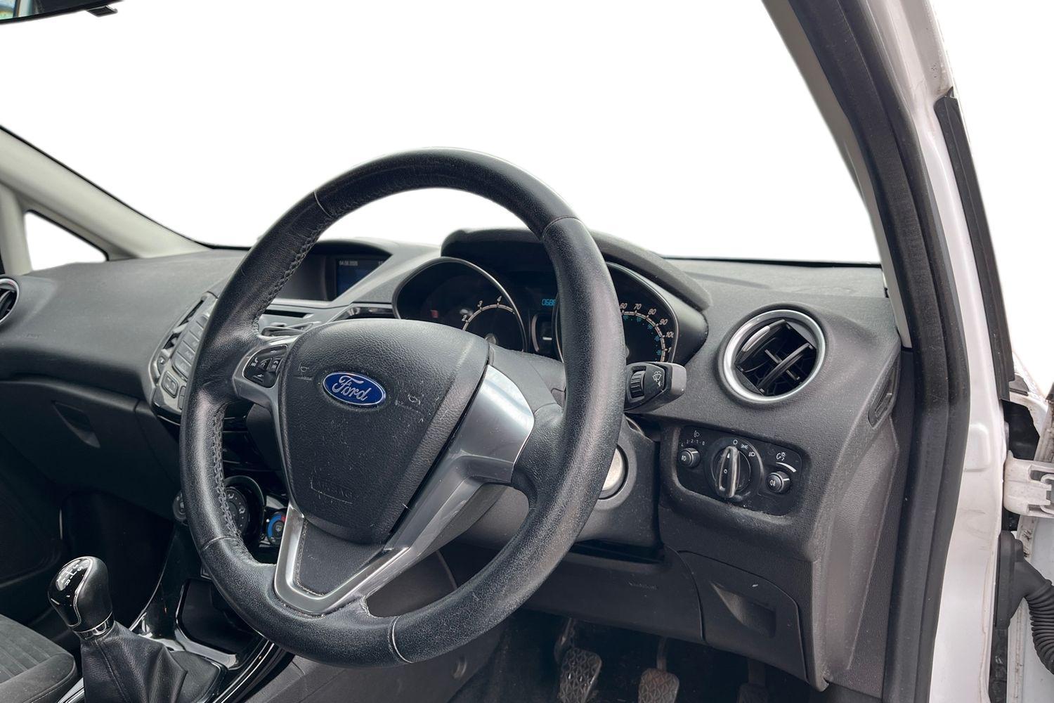 Ford FIESTA Photo 8