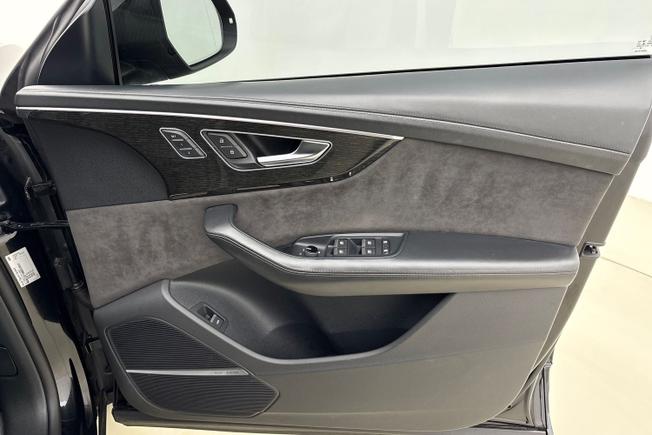 AUDI Rsq8 Photo 32