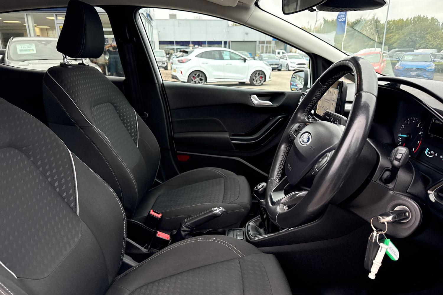 Ford FIESTA Photo 16