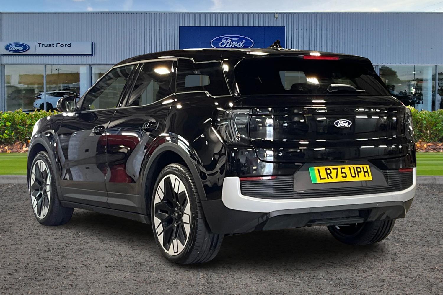 Ford Explorer Photo 1
