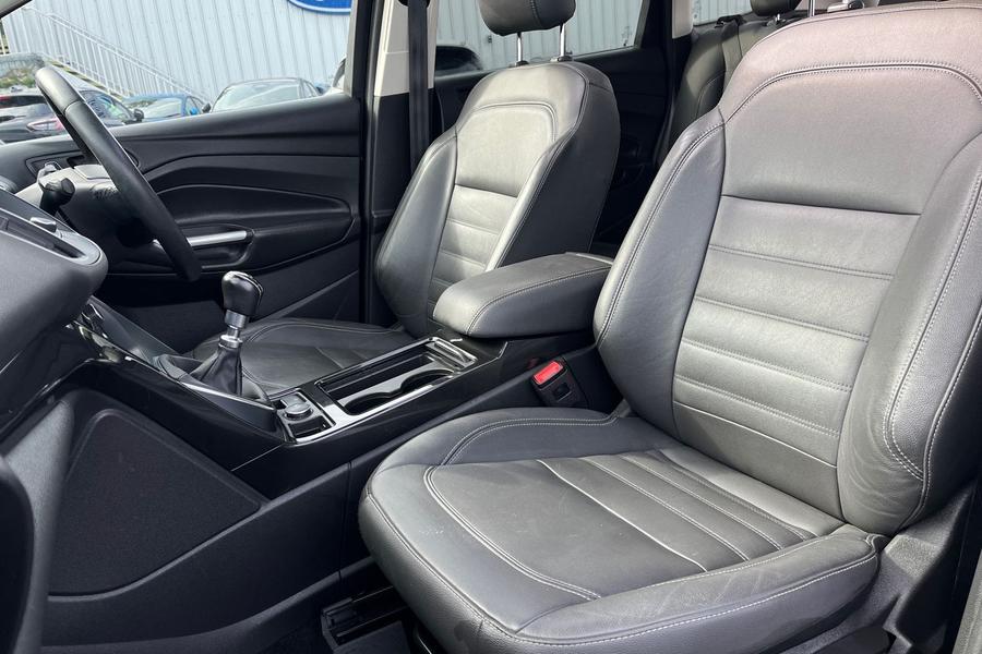 Ford KUGA Photo autoimg-33dd5c78ef69c48324f7b0623972aad0af9ec978.jpg