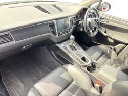 PORSCHE Macan Photo 2