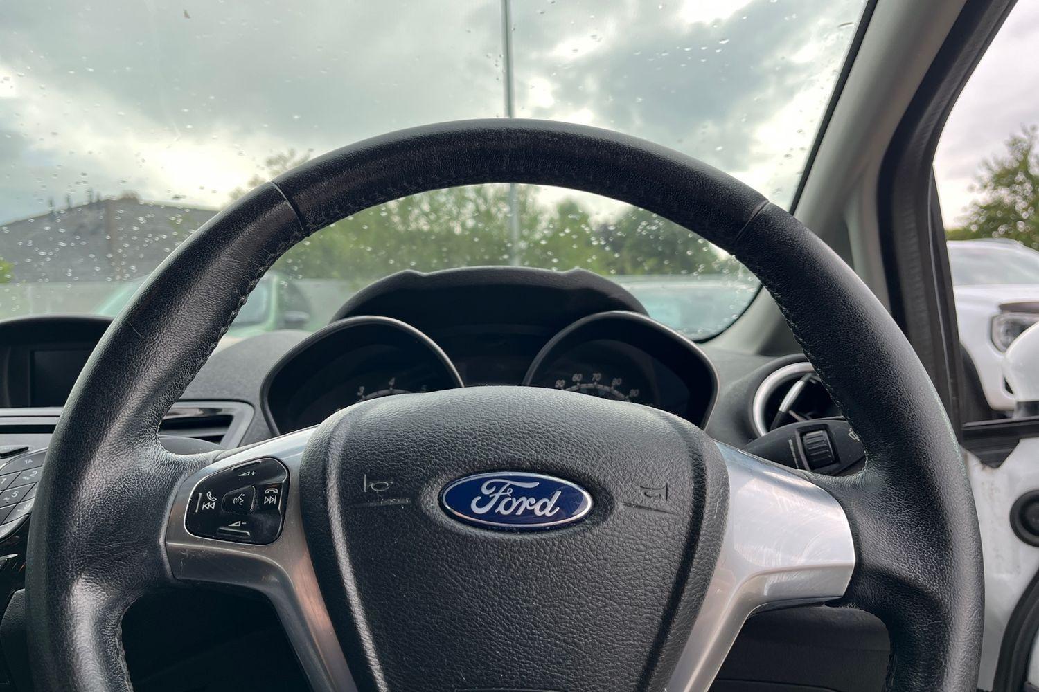 Ford FIESTA Photo 11