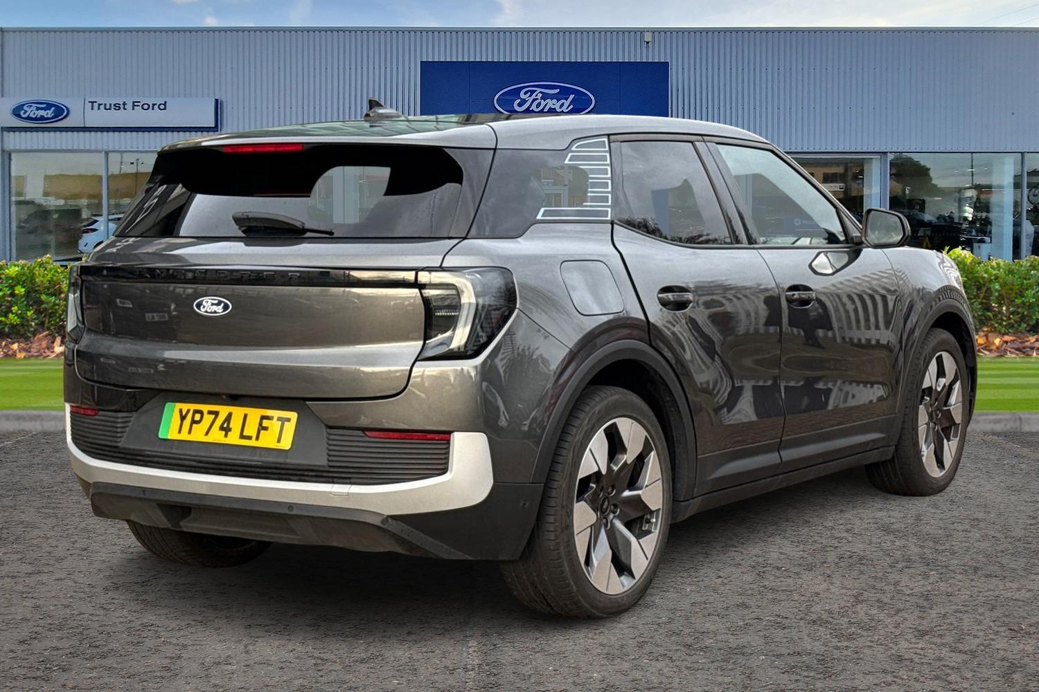 Ford Explorer Photo 3