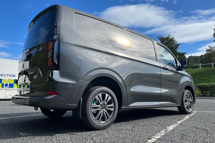 Ford TRANSIT CUSTOM Photo autoimg-3424093b8c6f86eccd73765c03160f4fafc3416e.jpg