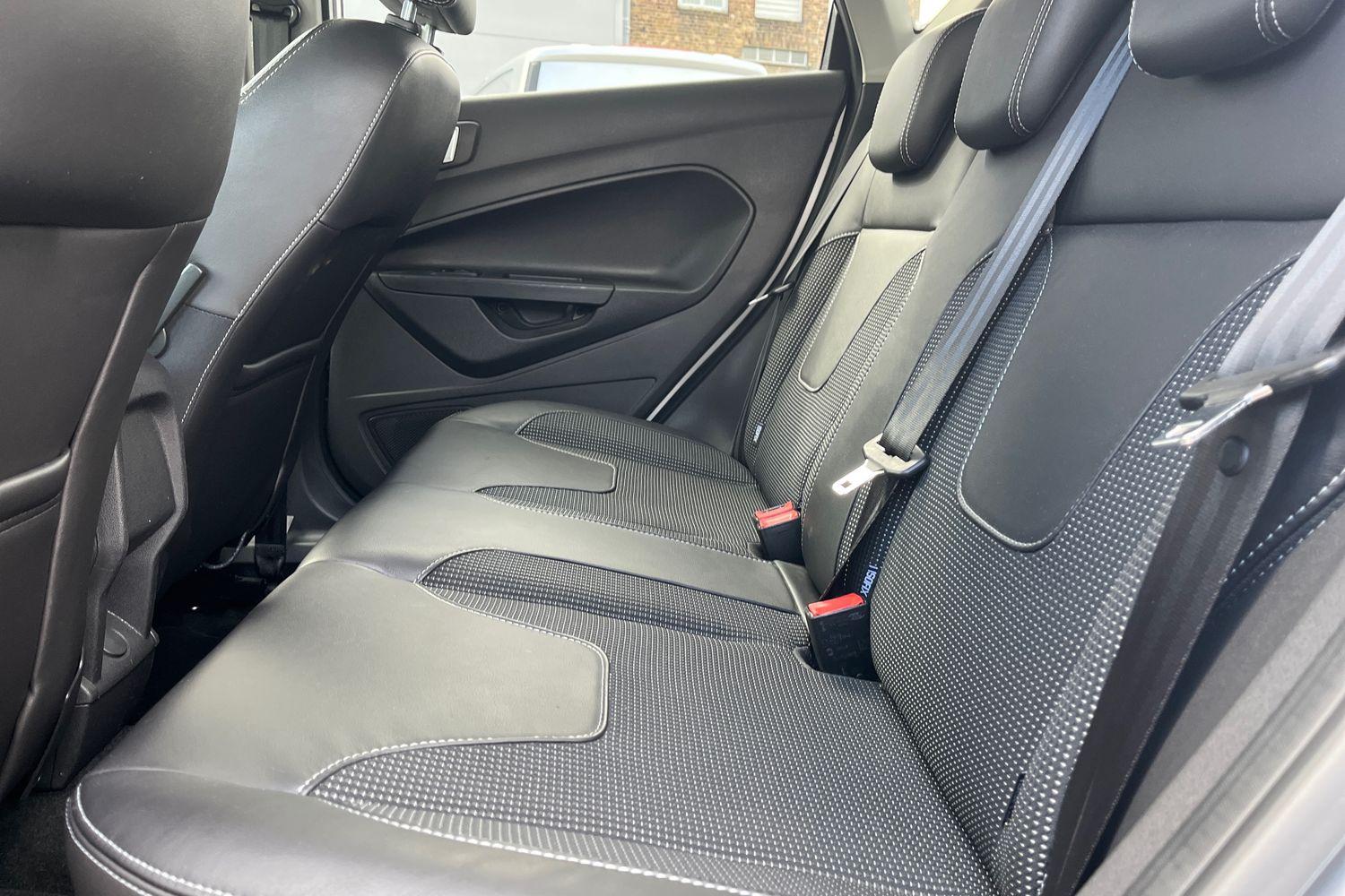 Ford FIESTA Photo 19