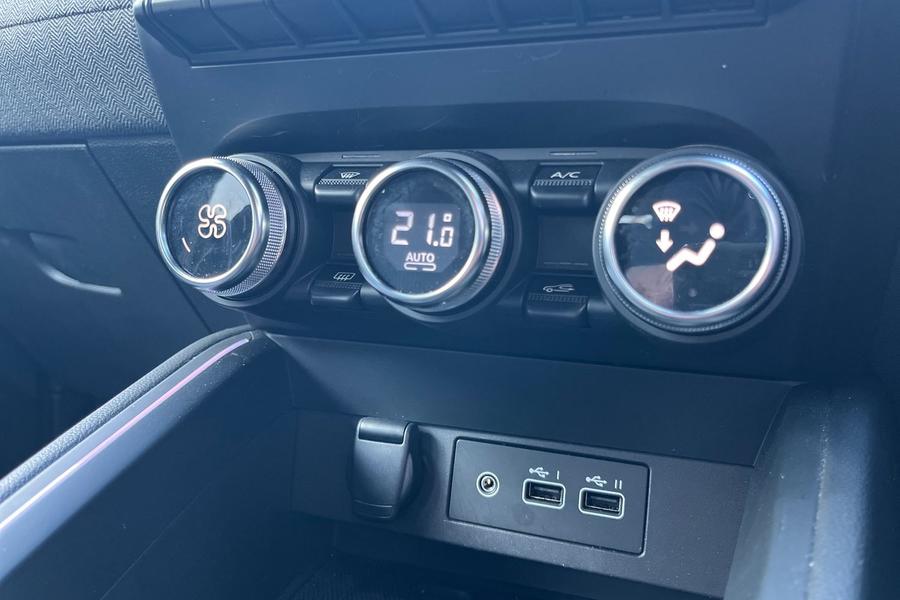 RENAULT CLIO Photo autoimg-343e524a0c80f0d441140fd1ef31a7e9e8117a86.jpg