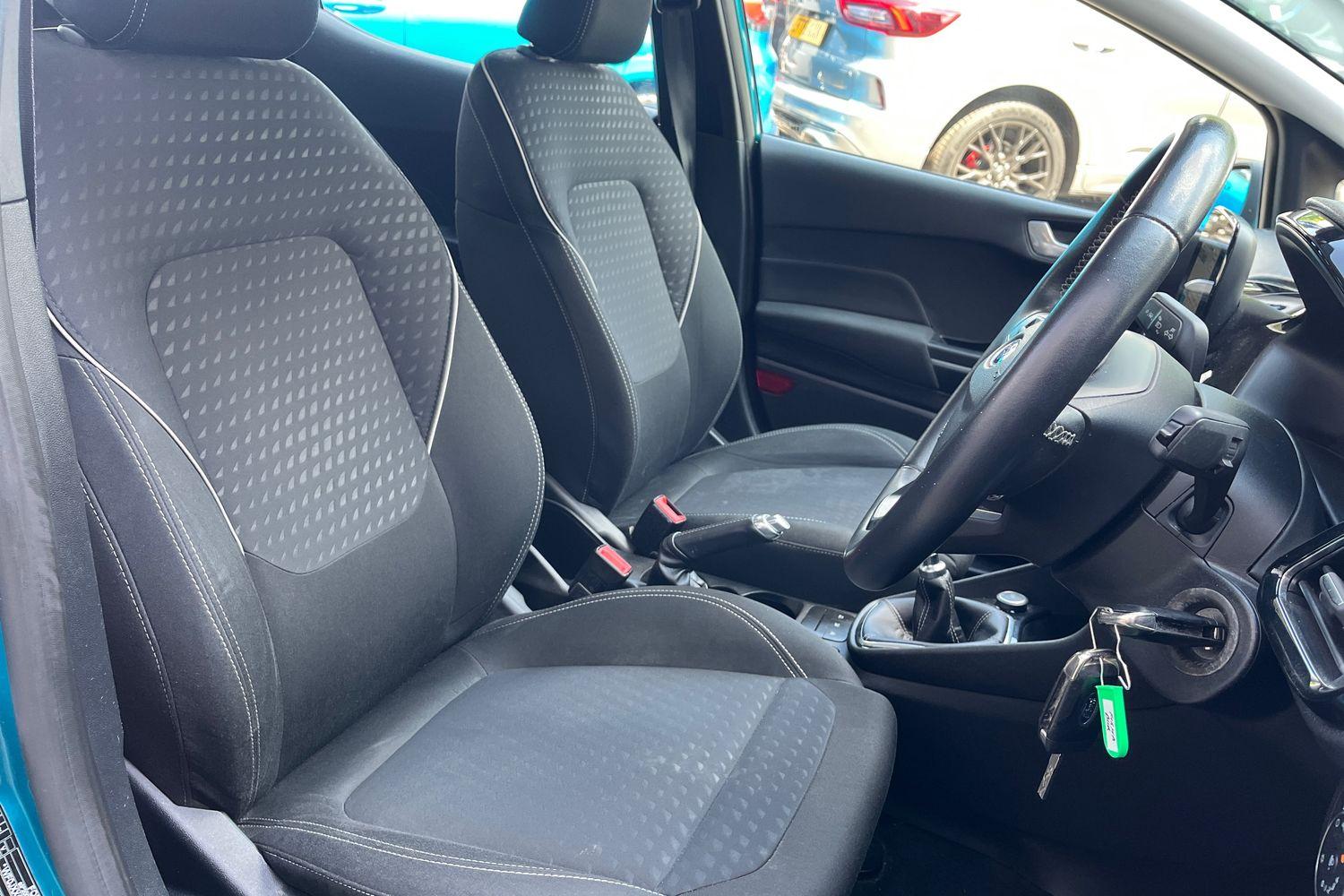 Ford FIESTA Photo 16