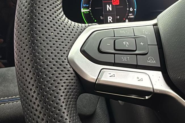 VOLKSWAGEN Tiguan Photo 16