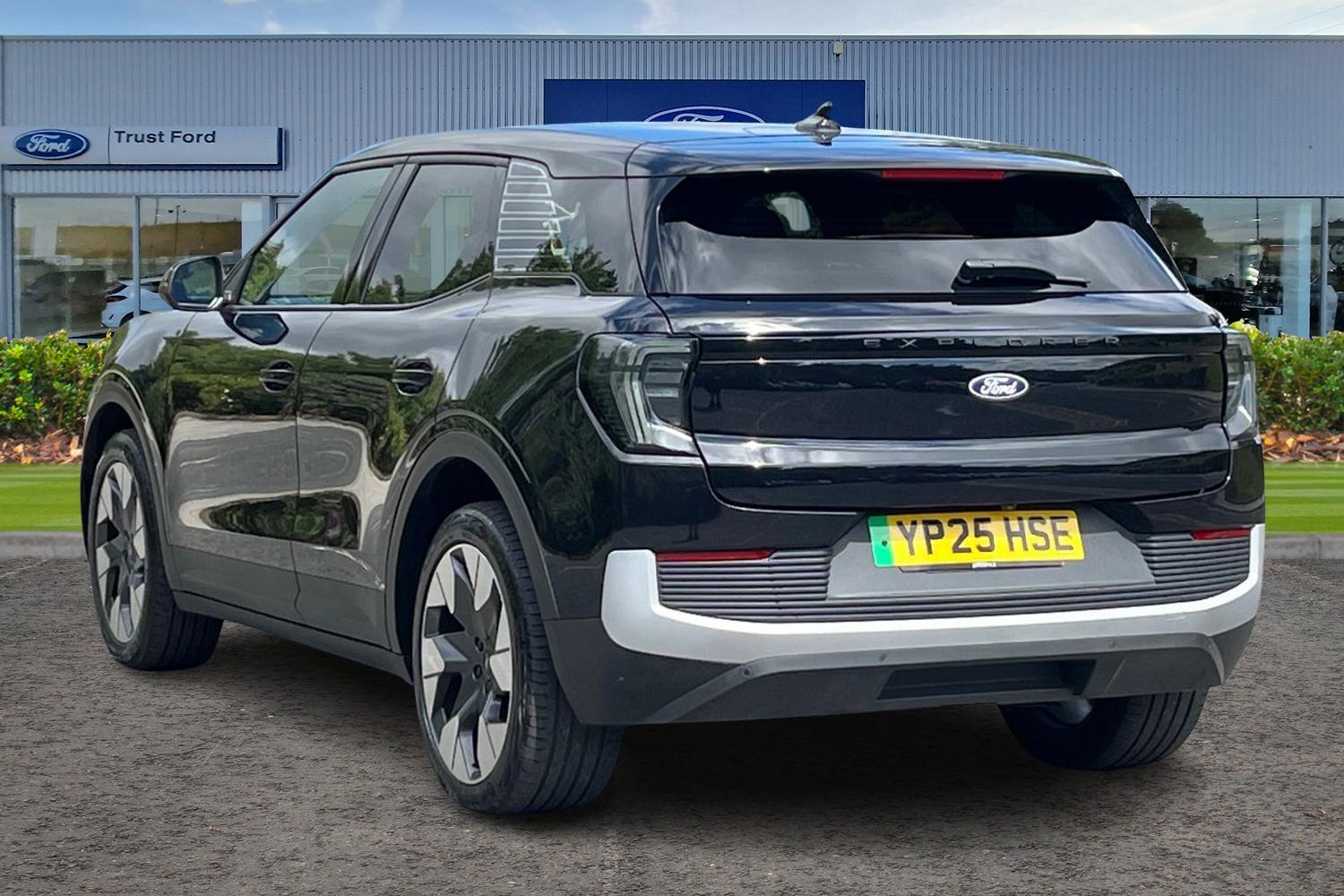 Ford Explorer Photo 1