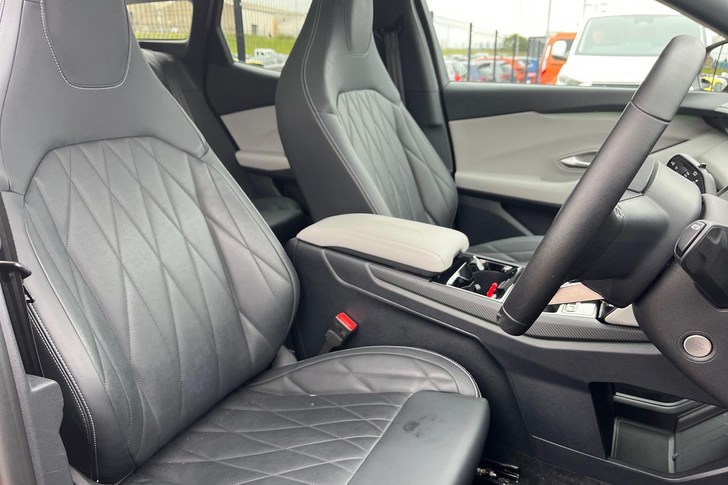 Ford EXPLORER Photo 16