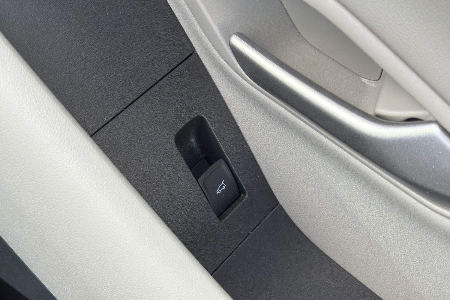 Ford EXPLORER Photo 35