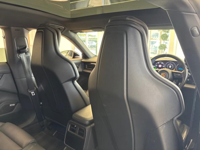 PORSCHE Taycan Photo 45