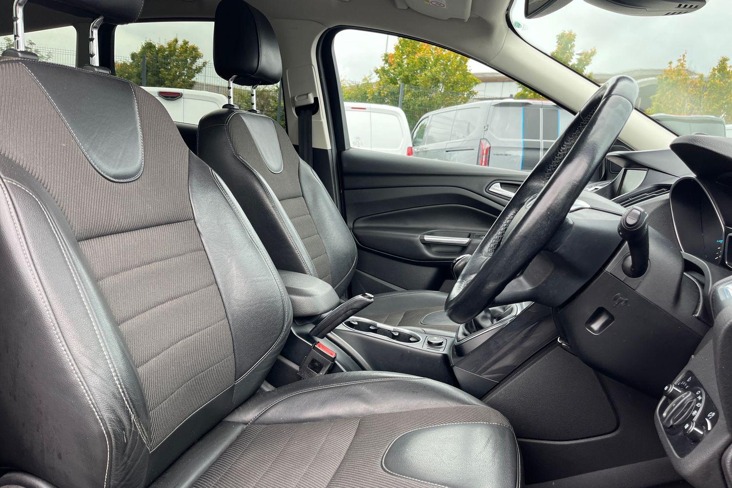 Ford KUGA Photo 16