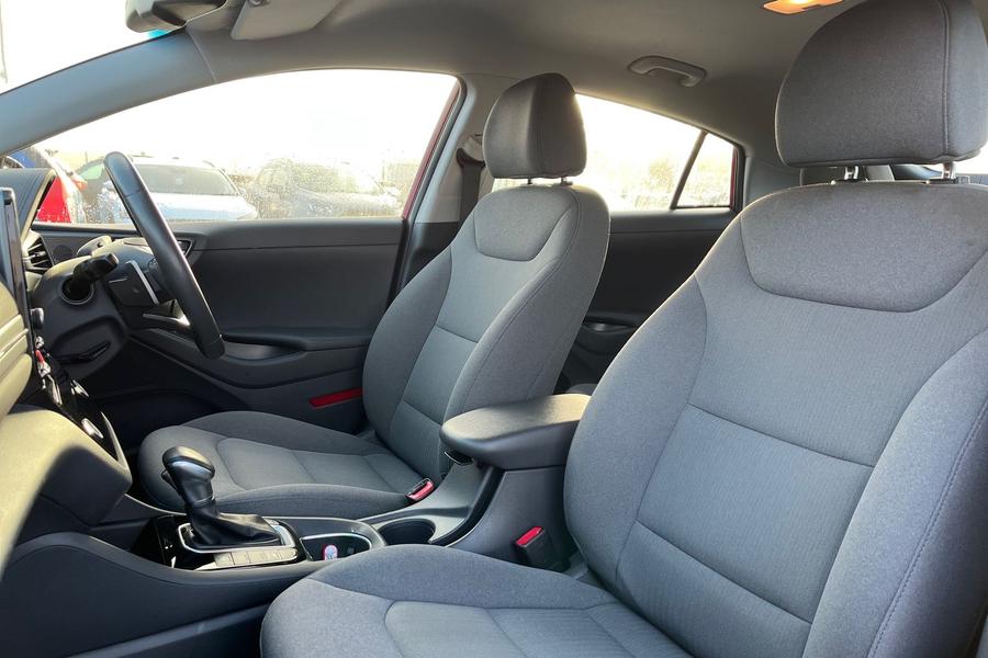 Hyundai IONIQ Photo autoimg-350aa8bc6944a40fcdc453a8f34baeefeb41ebce.jpg