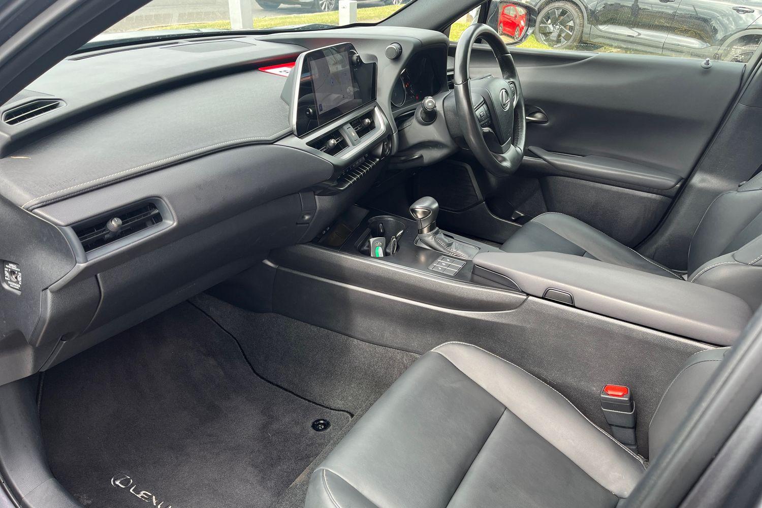Lexus UX Photo 17