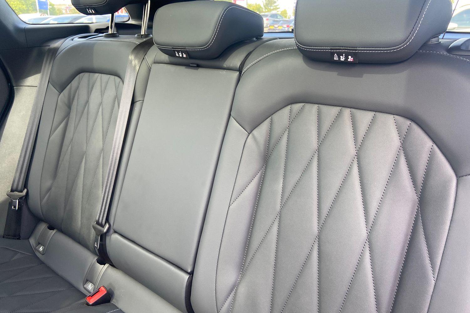 Ford EXPLORER Photo 19
