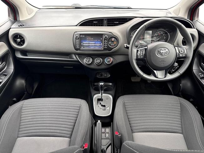 TOYOTA Yaris Photo 10