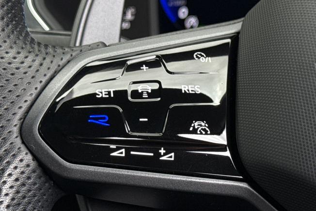 VOLKSWAGEN Tiguan Photo 16